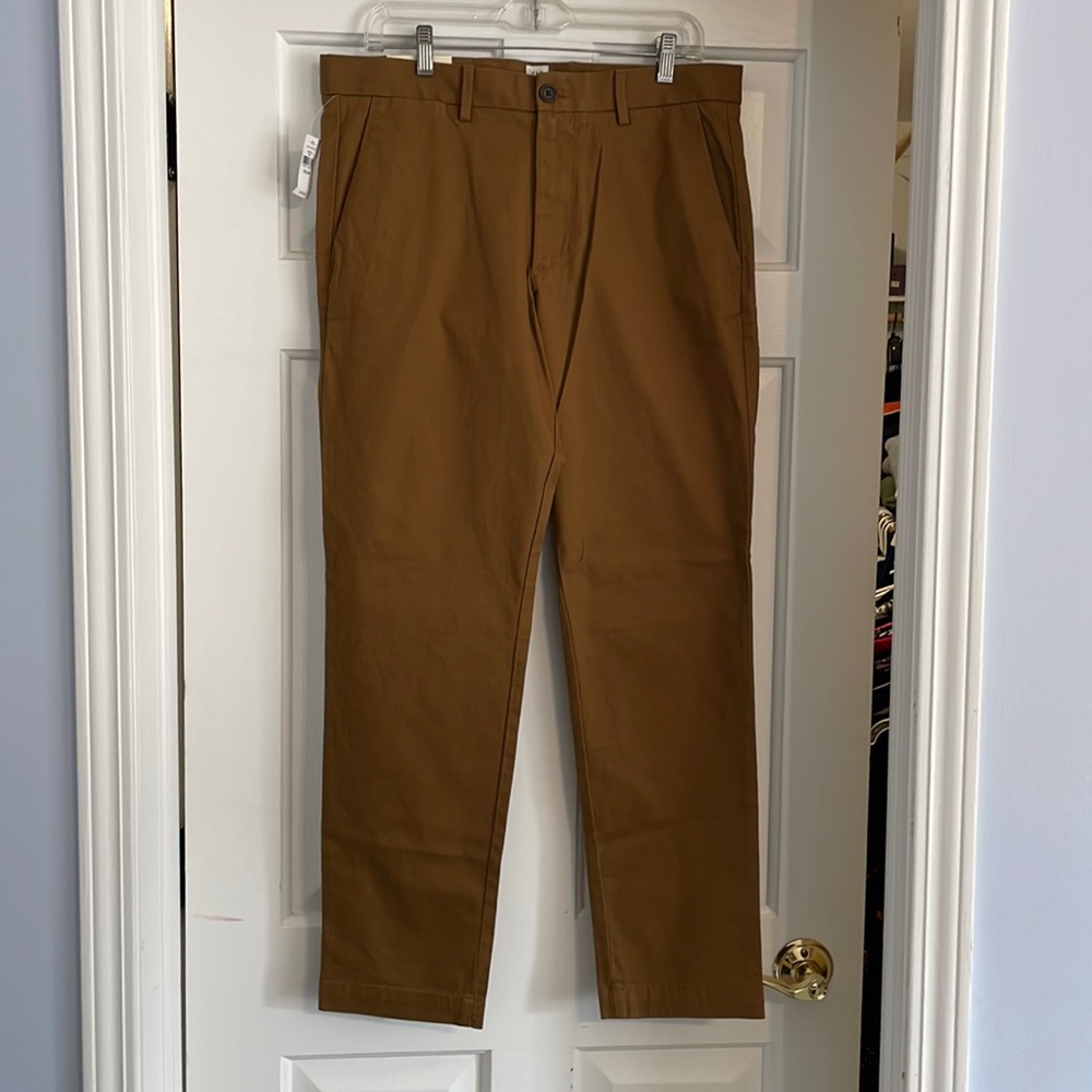 NWT. Gap slim fit stretch khakis. 33x30